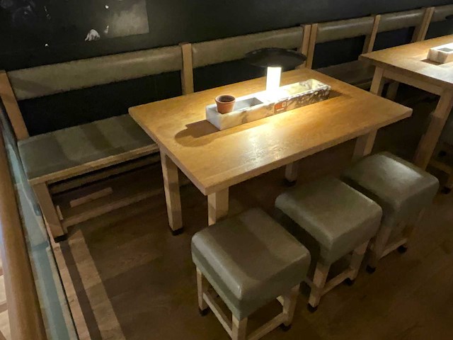 Hutten - halfhoge tafel met bank en 3 krukken - afbeelding 2 van  8