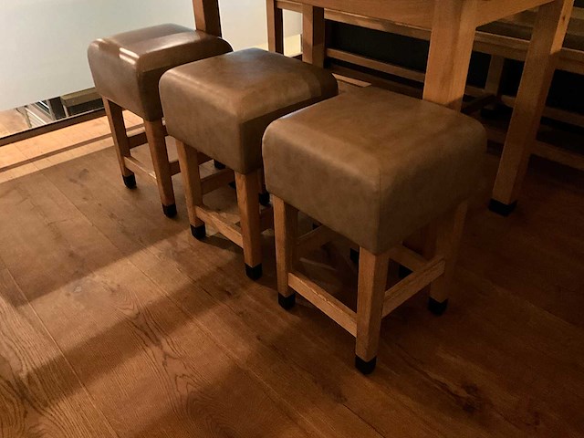 Hutten - halfhoge tafel met bank en 3 krukken - afbeelding 8 van  8