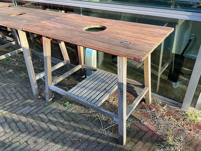 Hutten - hardhouten terrastafel met "boomgat" (2x) - afbeelding 1 van  3