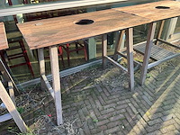 Hutten - hardhouten terrastafel met "boomgat" (2x) - afbeelding 1 van  6