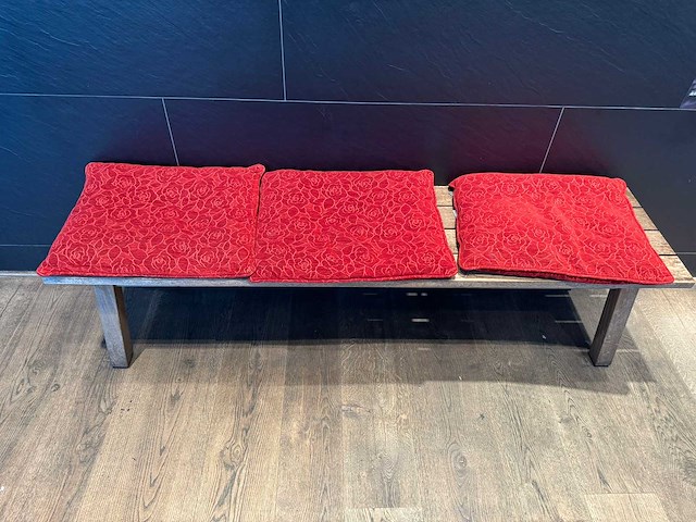 Hutten - houten bank met kussens - afbeelding 2 van  3