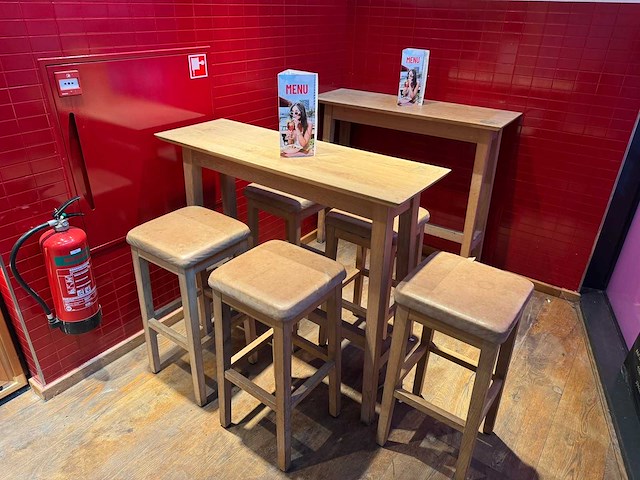 Hutten - houten bartafel met 5 krukken - afbeelding 1 van  6