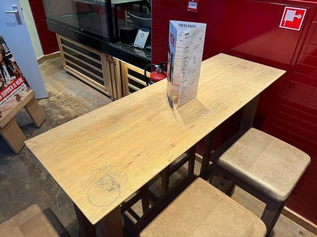 Hutten - houten bartafel met 5 krukken - afbeelding 3 van  6