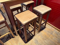 Hutten - houten bartafel met 5 krukken - afbeelding 4 van  6