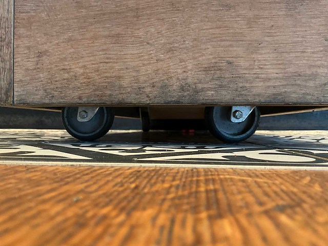 Hutten - mobiel houten servicemeubel - afbeelding 4 van  4