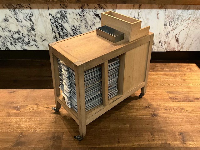 Hutten - mobiel houten servicemeubel - afbeelding 1 van  2