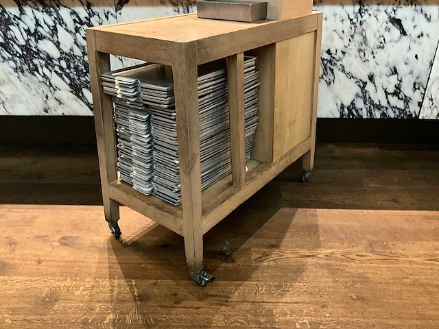 Hutten - mobiel houten servicemeubel - afbeelding 3 van  3