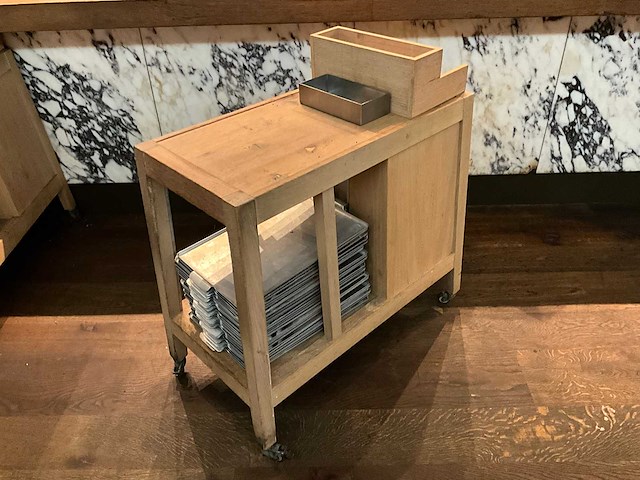 Hutten - mobiel houten servicemeubel - afbeelding 1 van  3