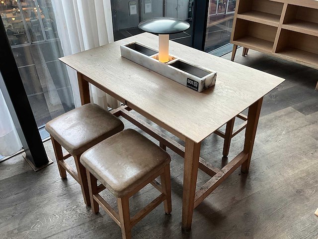 Hutten - restauranttafel met 4 lage krukken - afbeelding 2 van  6