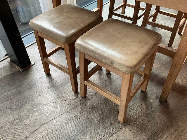 Hutten - restauranttafel met 4 lage krukken - afbeelding 5 van  6