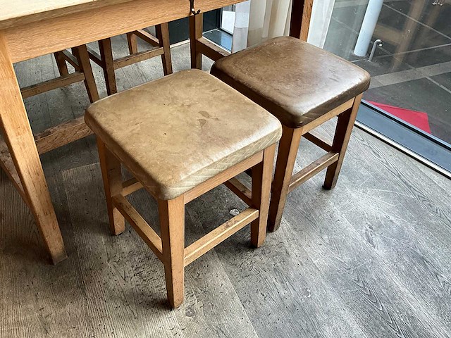 Hutten - restauranttafel met 4 lage krukken - afbeelding 6 van  6