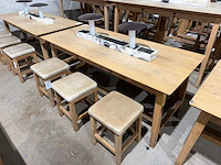 Hutten - restauranttafel met 6 krukken (2x)
