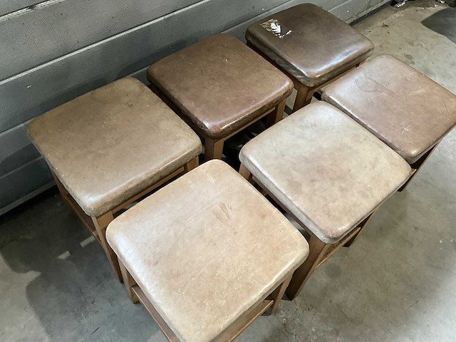 Hutten - restauranttafel met 6 krukken - afbeelding 2 van  2