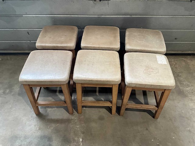 Hutten - restauranttafel met 6 krukken - afbeelding 4 van  5