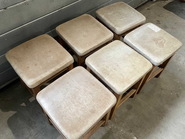 Hutten - restauranttafel met 6 krukken - afbeelding 5 van  5