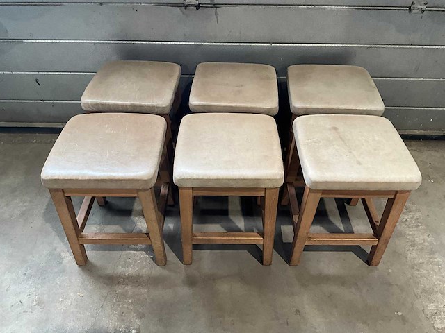 Hutten - restauranttafel met 6 krukken - afbeelding 4 van  5