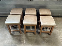 Hutten - restauranttafel met 6 krukken - afbeelding 4 van  5