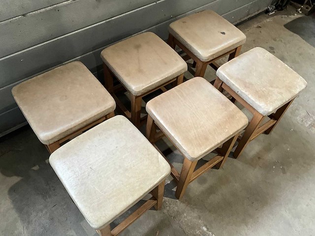 Hutten - restauranttafel met 6 krukken - afbeelding 5 van  5