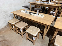 Hutten - restauranttafel met 6 krukken