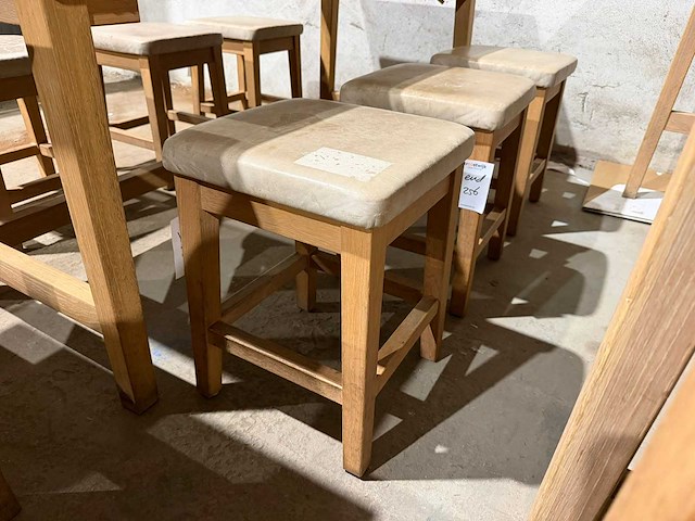 Hutten - restauranttafel met 6 krukken - afbeelding 3 van  3