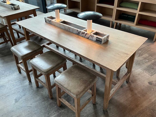 Hutten - restauranttafel met 6 lage krukken - afbeelding 3 van  6