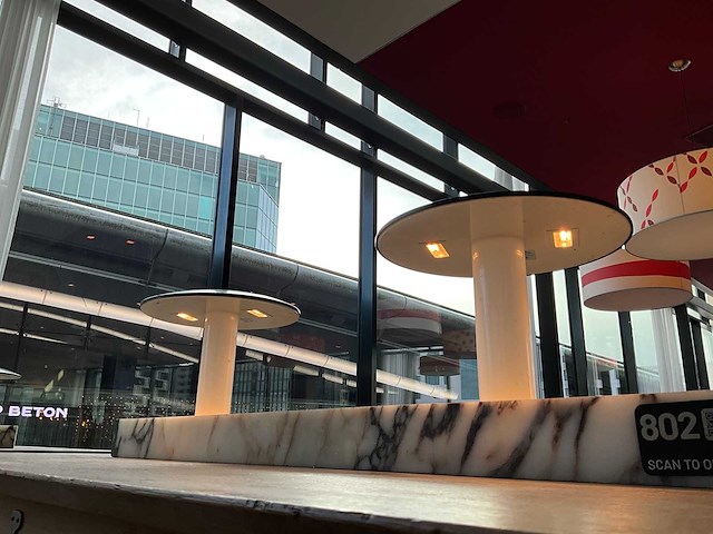 Hutten - restauranttafel met 6 lage krukken - afbeelding 6 van  6