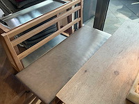Hutten - restauranttafel met bank en 2 krukken - afbeelding 3 van  8