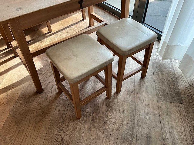 Hutten - restauranttafel met bank en 2 krukken - afbeelding 6 van  8