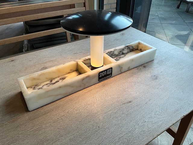 Hutten - restauranttafel met bank en 2 krukken - afbeelding 7 van  8