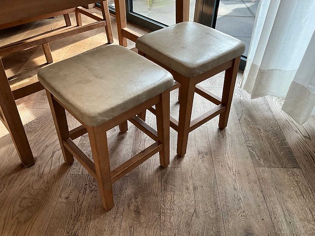 Hutten - restauranttafel met bank en 2 krukken - afbeelding 8 van  8