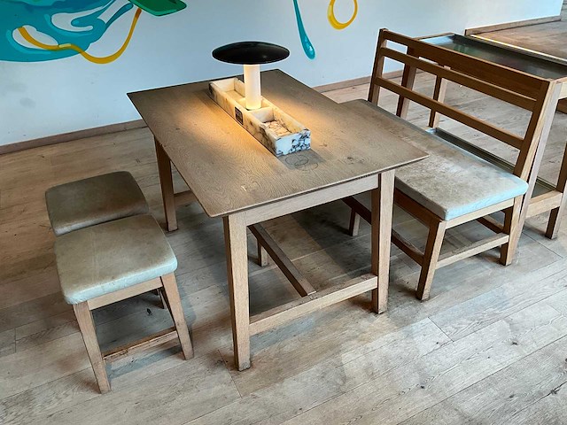 Hutten - restauranttafel met bank en 2 krukken - afbeelding 1 van  7