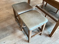 Hutten - restauranttafel met bank en 2 krukken - afbeelding 2 van  7
