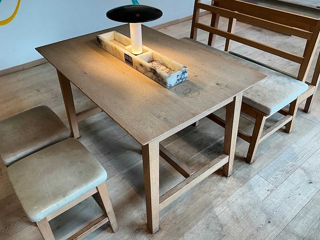 Hutten - restauranttafel met bank en 2 krukken - afbeelding 3 van  7