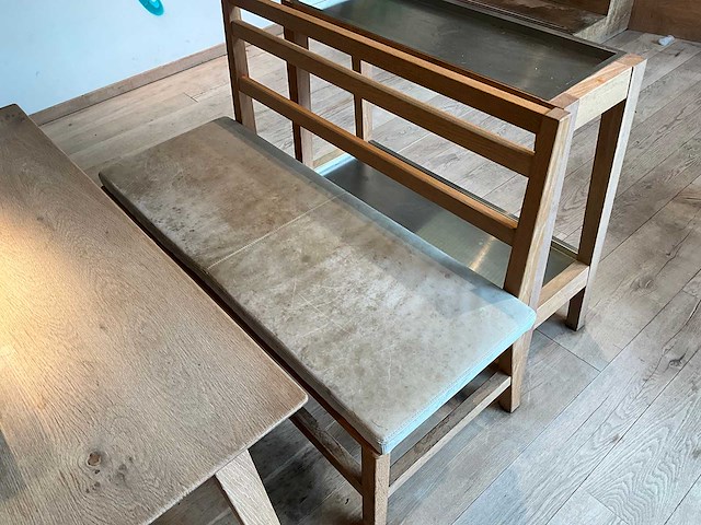 Hutten - restauranttafel met bank en 2 krukken - afbeelding 5 van  7