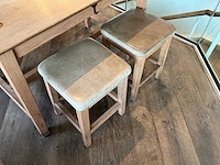 Hutten - restauranttafel met bank en 2 krukken - afbeelding 2 van  6