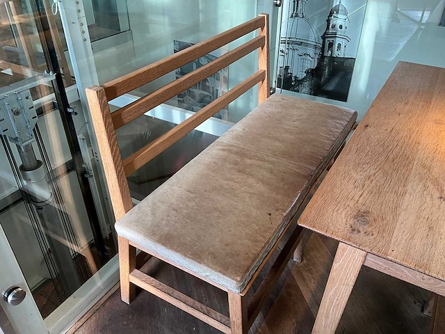 Hutten - restauranttafel met bank en 2 krukken - afbeelding 5 van  6