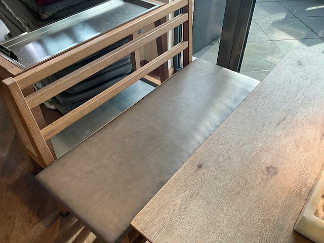Hutten - restauranttafel met bank en 2 krukken - afbeelding 3 van  8