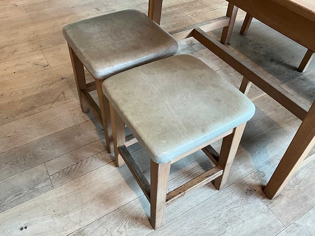 Hutten - restauranttafel met bank en 2 krukken - afbeelding 2 van  7