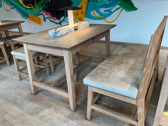 Hutten - restauranttafel met bank en 2 krukken - afbeelding 7 van  7