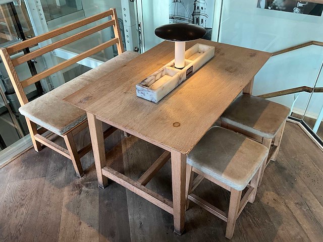 Hutten - restauranttafel met bank en 2 krukken - afbeelding 1 van  6