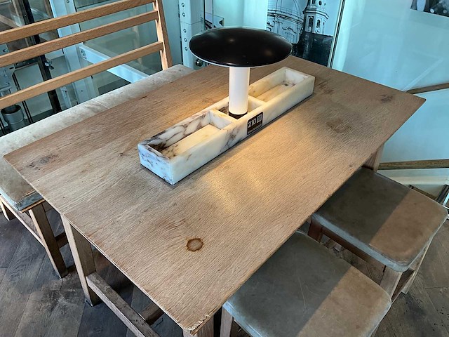 Hutten - restauranttafel met bank en 2 krukken - afbeelding 3 van  6