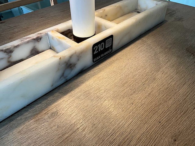 Hutten - restauranttafel met bank en 2 krukken - afbeelding 4 van  6