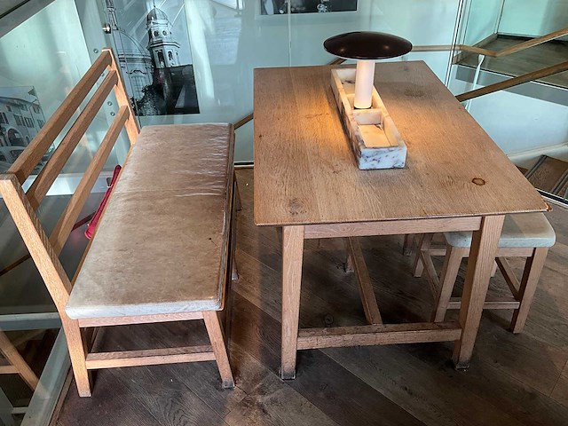 Hutten - restauranttafel met bank en 2 krukken - afbeelding 6 van  6