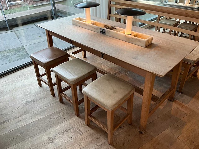 Hutten - restauranttafel met bank en 3 krukken - afbeelding 6 van  8