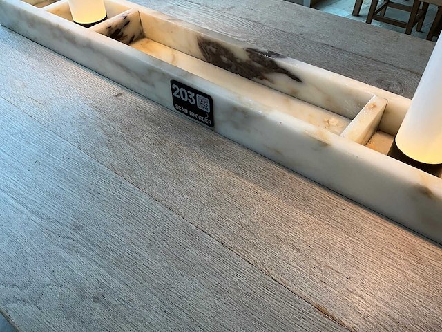 Hutten - restauranttafel met bank en 3 krukken - afbeelding 8 van  8