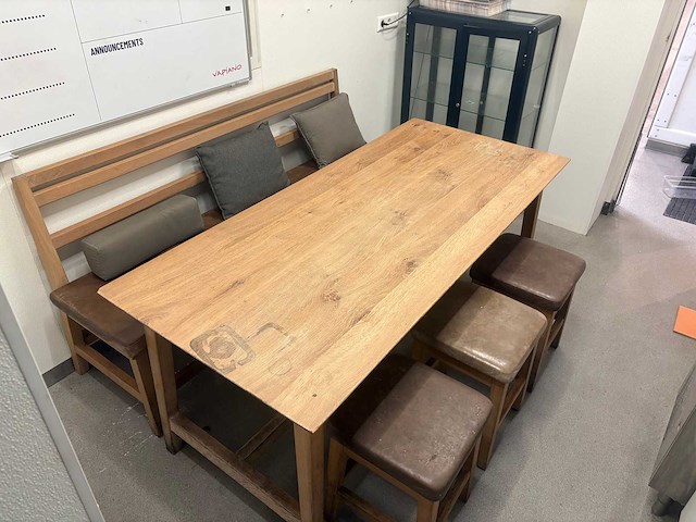 Hutten - restauranttafel met bank en 3 krukken - afbeelding 1 van  5