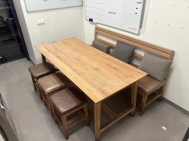 Hutten - restauranttafel met bank en 3 krukken - afbeelding 2 van  5