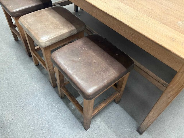 Hutten - restauranttafel met bank en 3 krukken - afbeelding 3 van  5