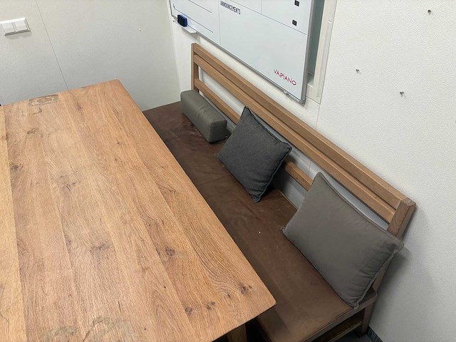 Hutten - restauranttafel met bank en 3 krukken - afbeelding 4 van  5