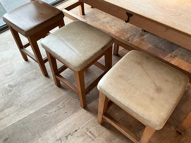 Hutten - restauranttafel met bank en 3 krukken - afbeelding 7 van  8